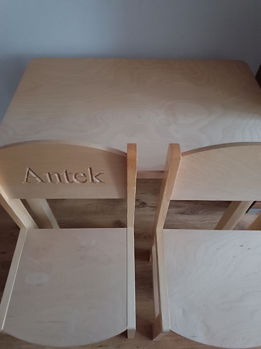 Stolik plus dwa krzesełka