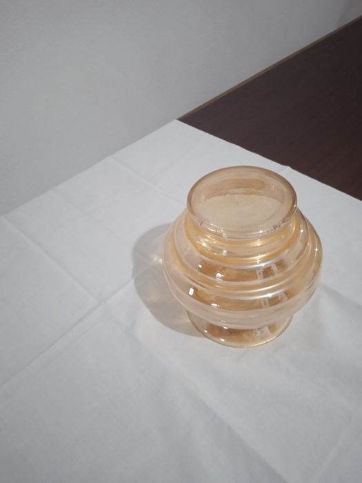 Duas peças de vidro muito antigas.