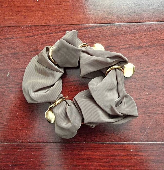 Elástico de cabelo verde seco acastanhado com corações dourados