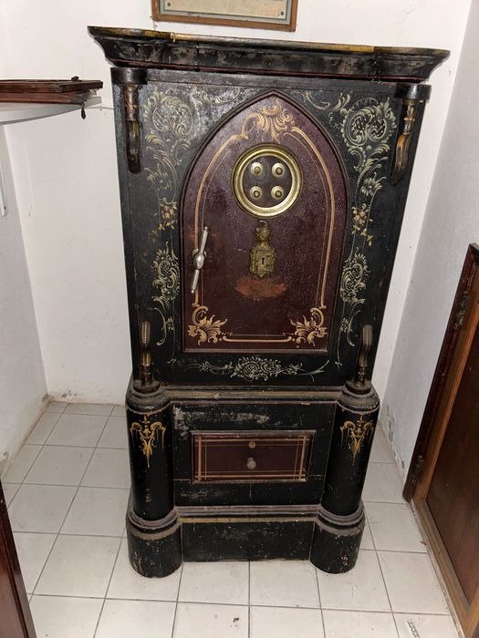 Cofre centenário