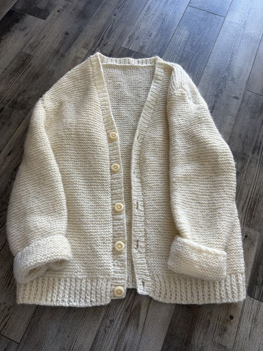 Молочного кольору тепла обємна кофта