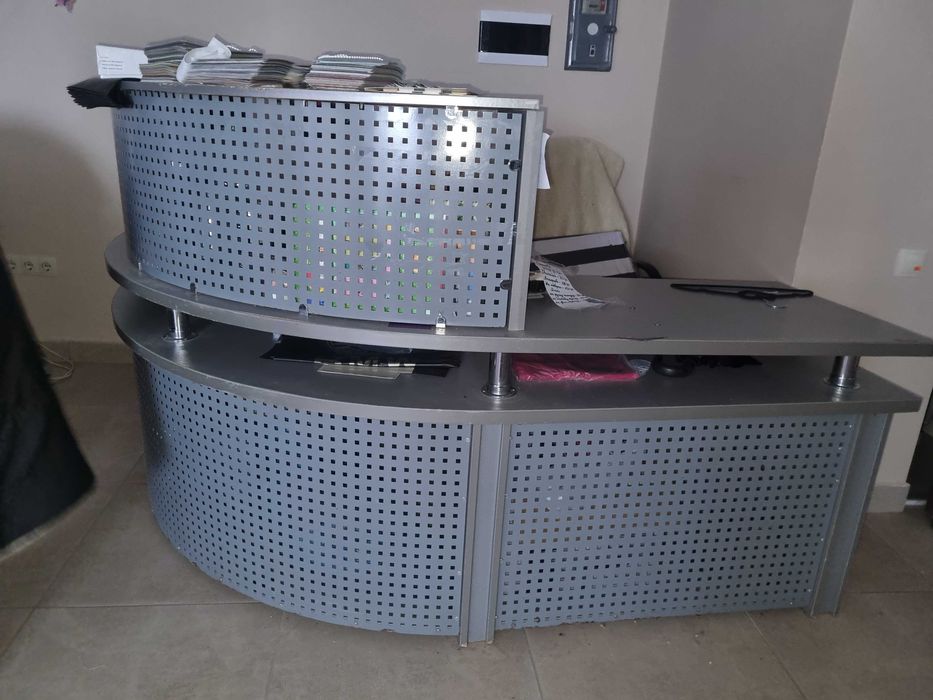 Офісний стіл в гарному стані