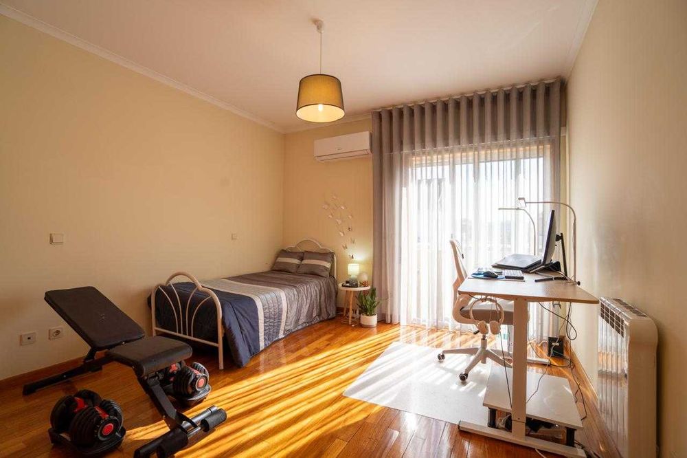 Apartamento T2 com garagem e mobilado