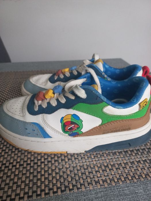 Vende se sapatos de ténis