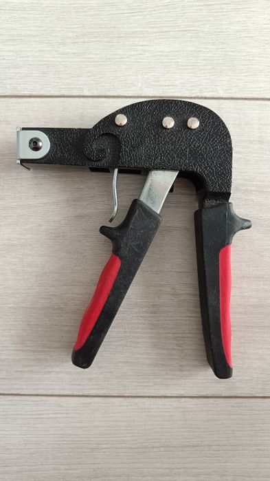 Kleszcze do metalowych kołków. Płyta gipsowa.