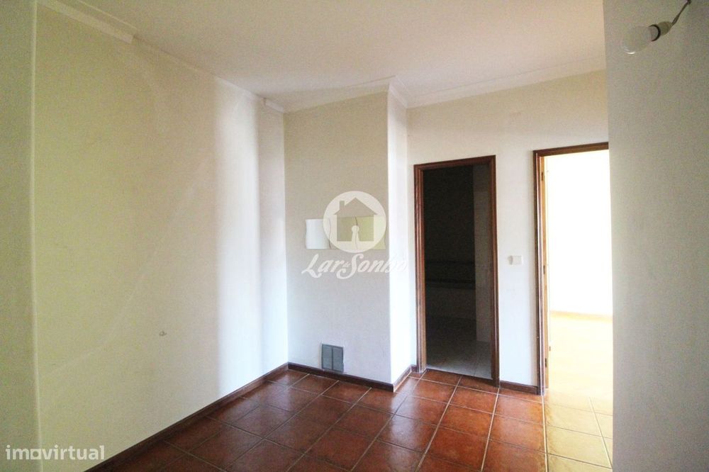 Apartamento T2, situado em Arcozelo, a 4km da Praia