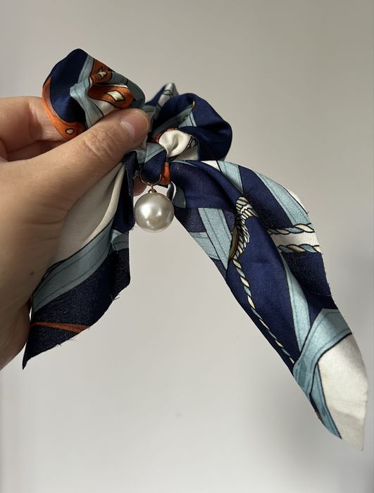 Elegancka scrunchie (gumka do włosów) z perłą