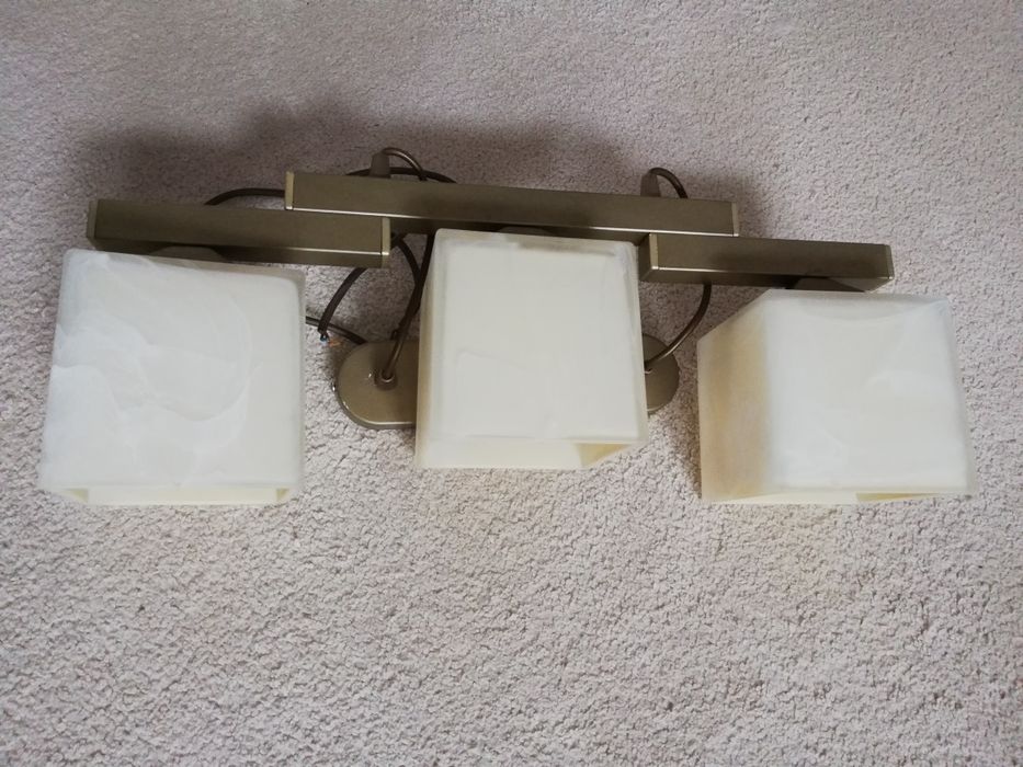 Żyrandol z trzema sześciennymi kloszami