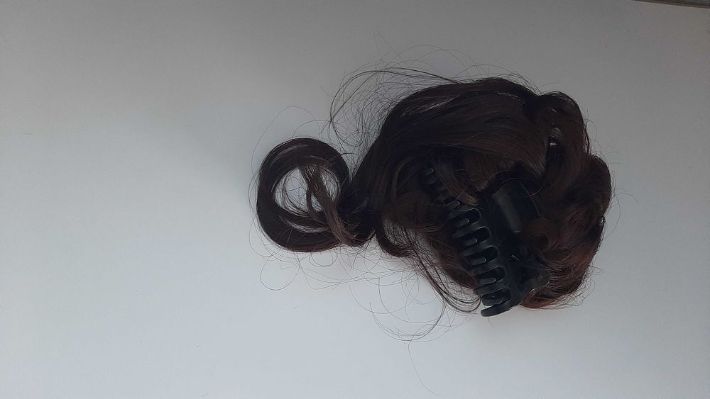 Шиньон пучок хвост волосы на заколке крабе