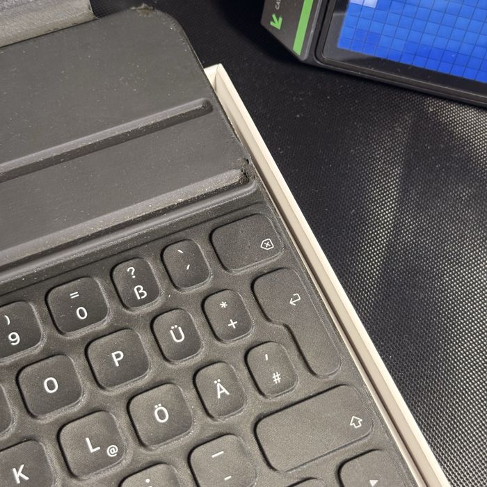 Продаю оригинальный Apple iPad Smart Keyboard Folio для iPad Air и iPad Pro 11