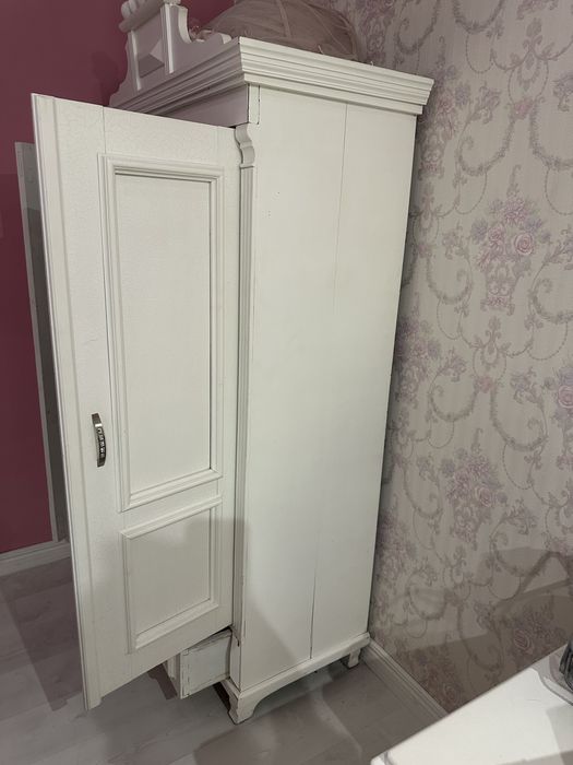 Шафа для дівчинки старовинна