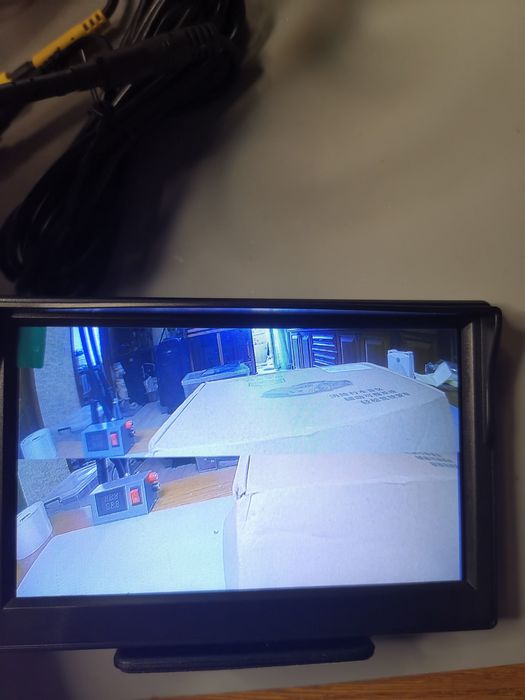 Автомобільний монітор з розділенням на 2 камери