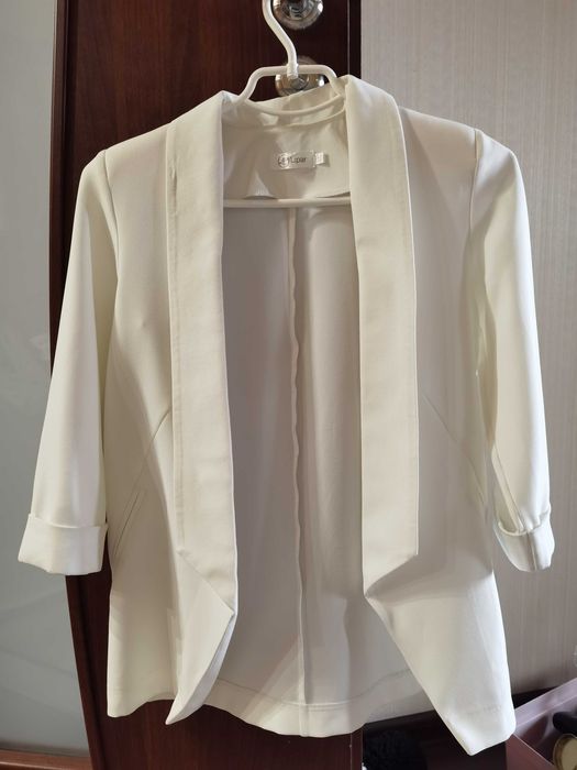 Біла сукня з піджаком