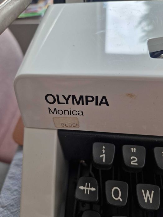 Sprzedam maszynę do pisania.