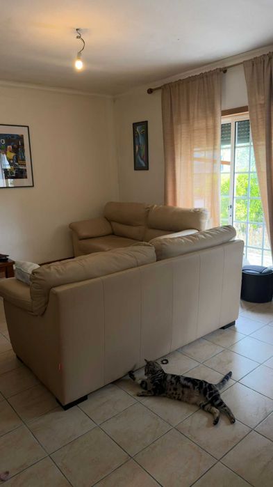Dois sofás em pele beges