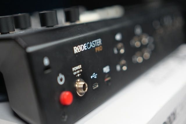 Rodecaster Pro - Pełny Komplet w Kartonie + DC-USB1 + Osłona