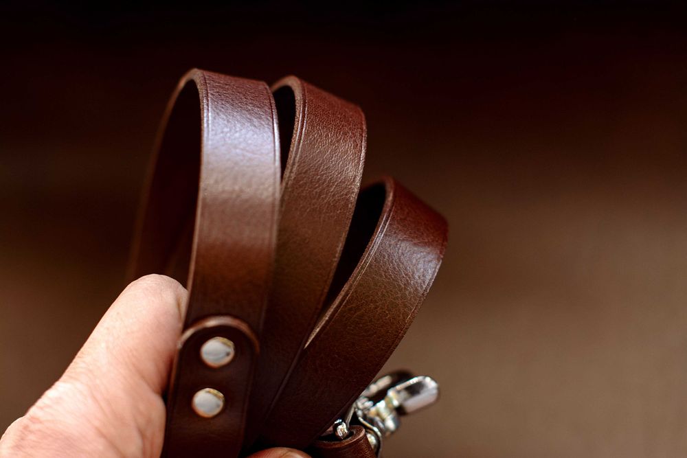 Кожаный поводок ручной работы от украинской мастерской Tissoleather