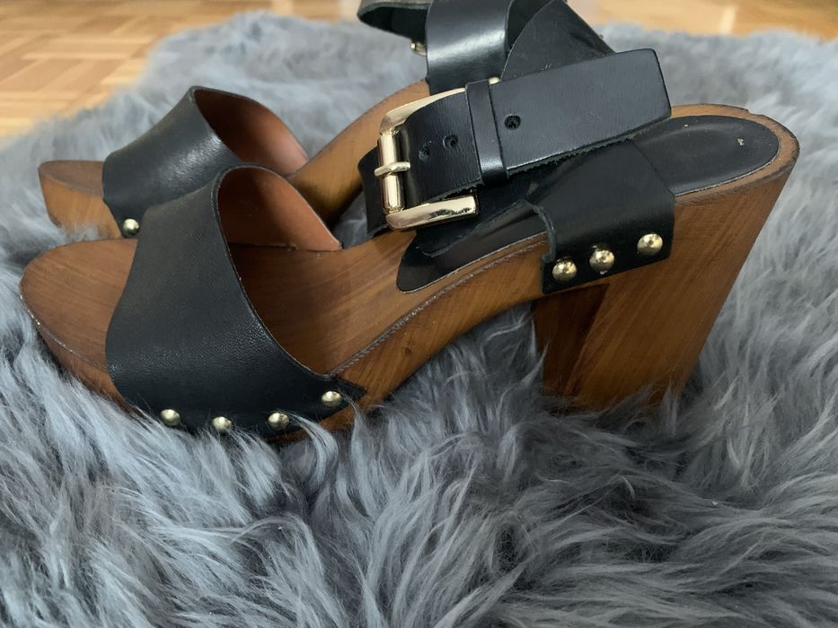 Sandały na drewnianej podeszwie