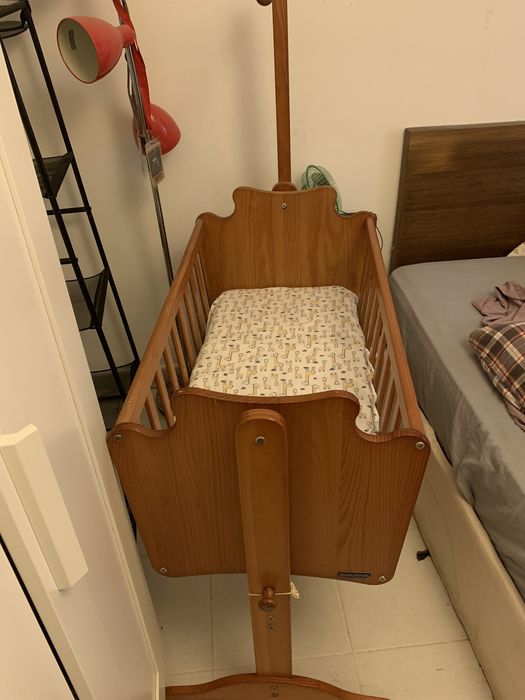 Berço em pinho com baloiço