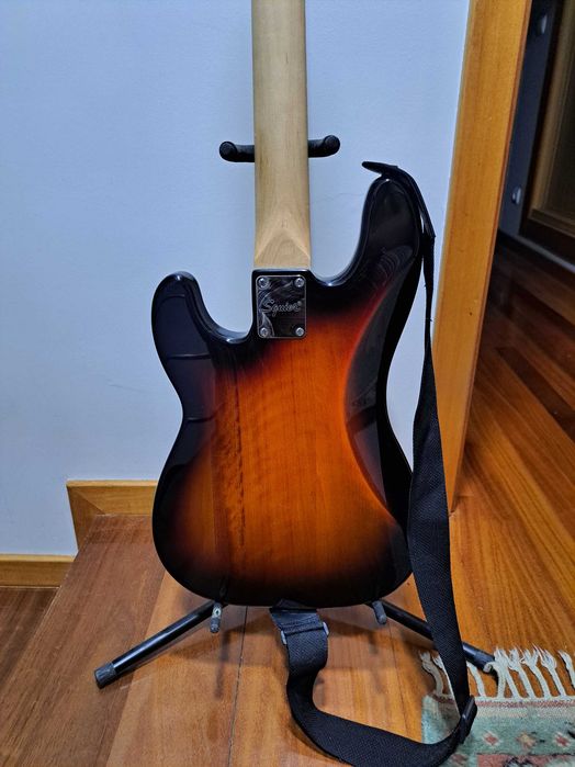 Baixo Fender Squier