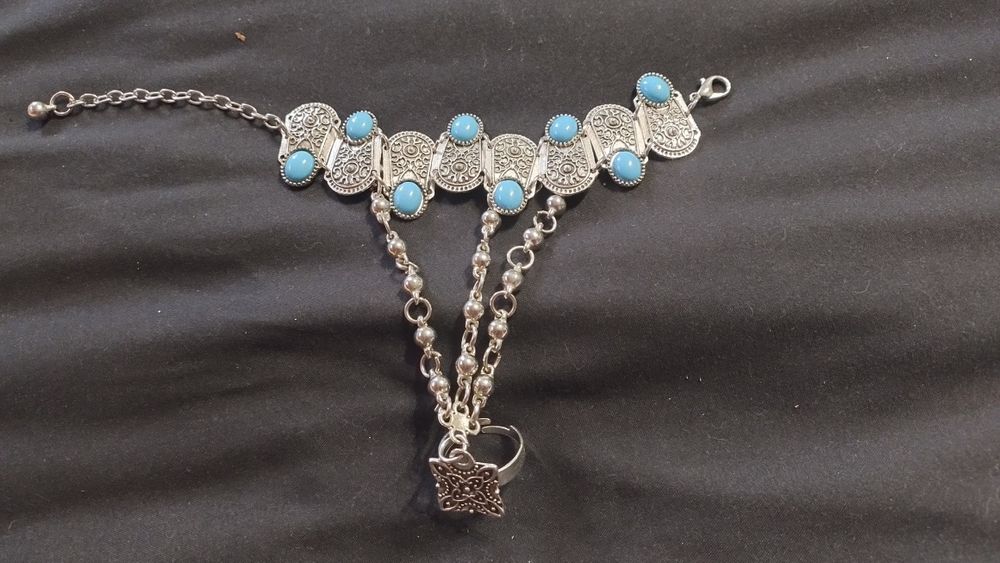 Bransoletka ładna i fajna na lato, nie jest srebrna , ale mam ją już długo i nie sczerniała