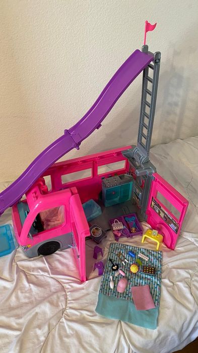 Kamper Marzeń Barbie Dreamcamper HCD46 z basenem i zjeżdżalnią