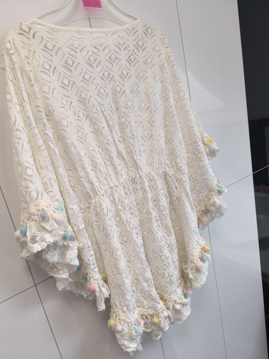Narzutka plażowa boho z koronką i pomponami – uniwersalna