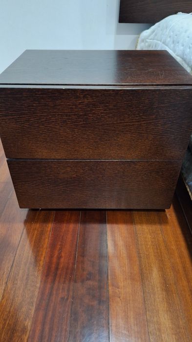 Cama de casal na cor vengue