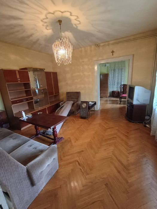 Терміново продається двоповерховий будинок у центрі міста по вул. Стрі