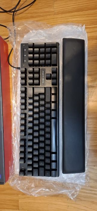 Gaming Mechanical Keyboard with Wrist Rest64751983534081124