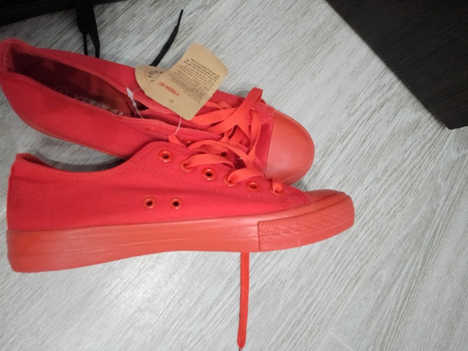 Buty trampki czerwone 40