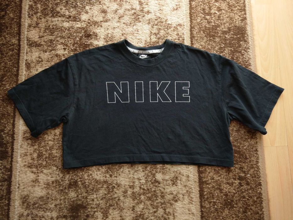 crop top  Nike central logo