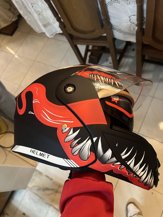 Capacete novo, com viseira escura