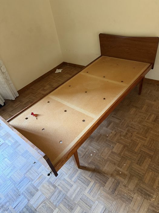 Cama em madeira maciça