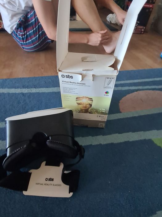 Virtual reality glasses