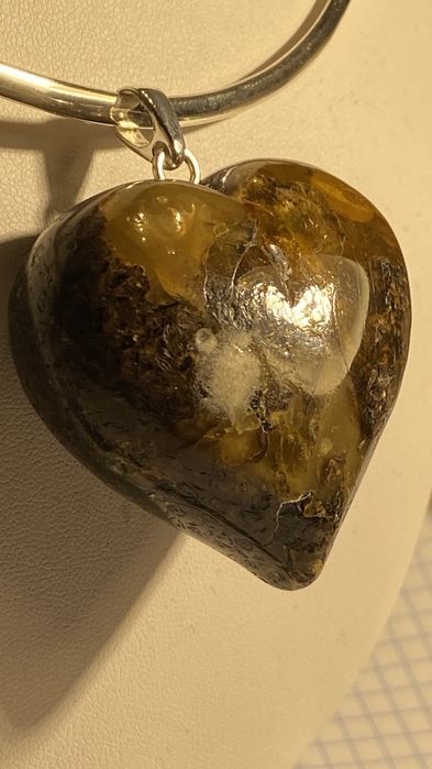 Wisior z bursztynu , duże serce