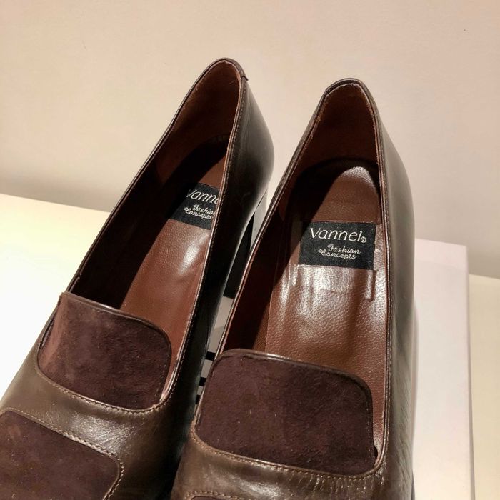 Sapatos de pele castanhos com salto tam.4 (novos)