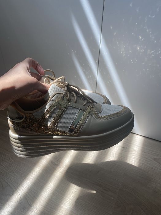 Nowe złote buty na grubszej podeszwie 38