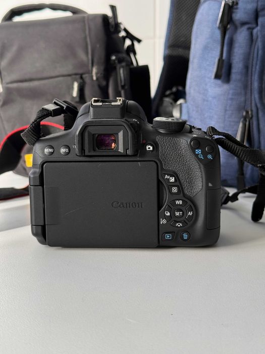 Máquina Fotográfica - Canon 750D