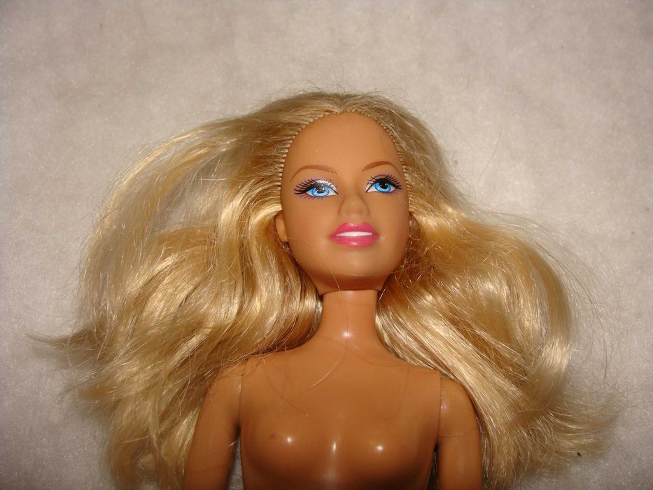 Boneca Barbie não identificada