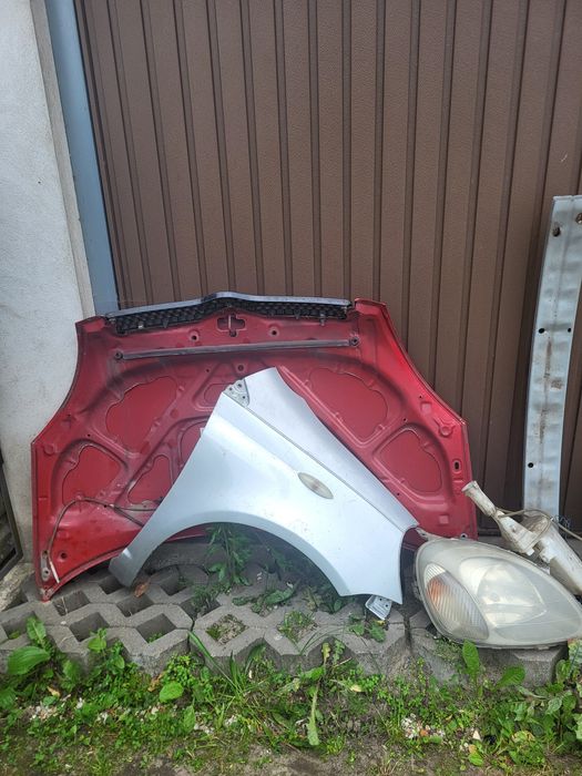 Toyota Yaris maska błotnik lampa chłodnica