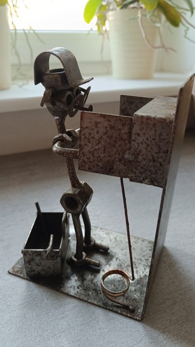 Metalowa figurka elektryk