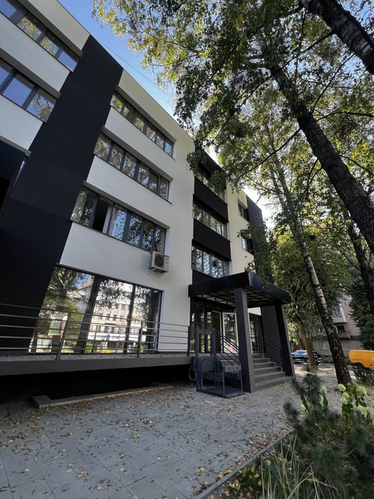 Продаж комерційних приміщень у центрі міста - Вид 2
