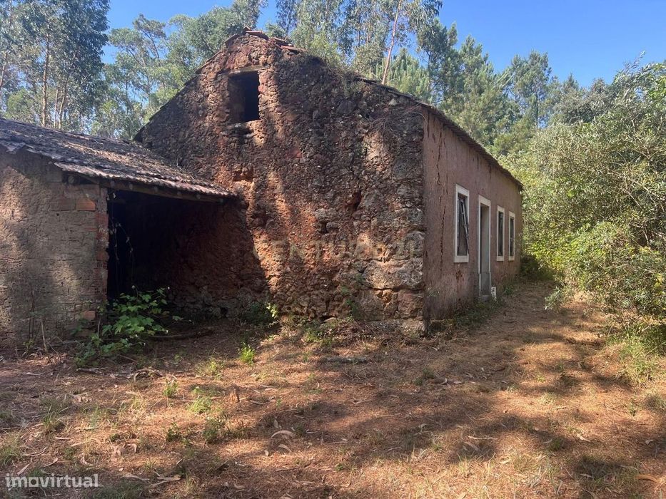 Moradia Térrea para Recuperar com Terreno de aproximadamente 1.600 m²