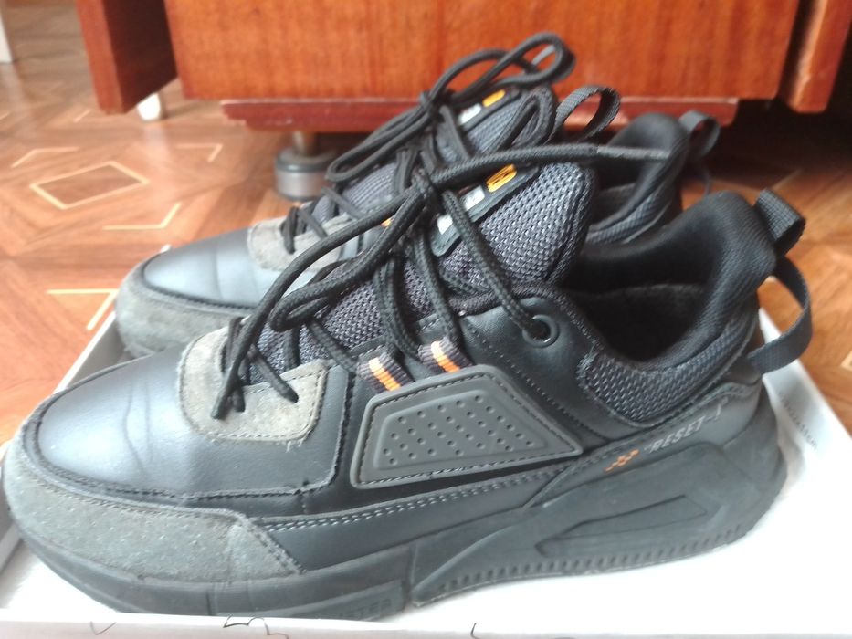 Кроссівки, сірого кольору