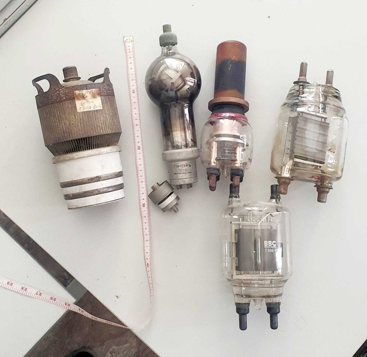 Válvulas electrónicas de potência antigas de emissores rádio