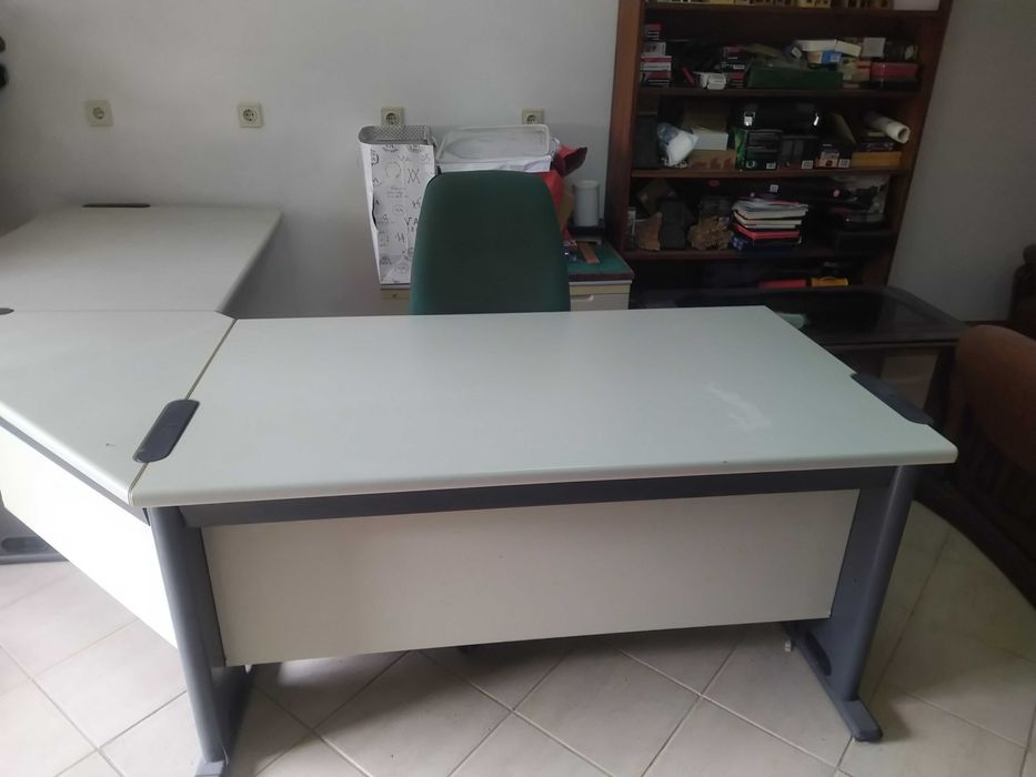 Secretária em L muito espaçosa!