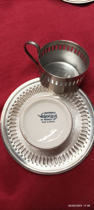 Ceramic coffee cups.64751011393921122