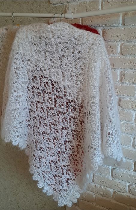 Пухова хустка ручної роботи .