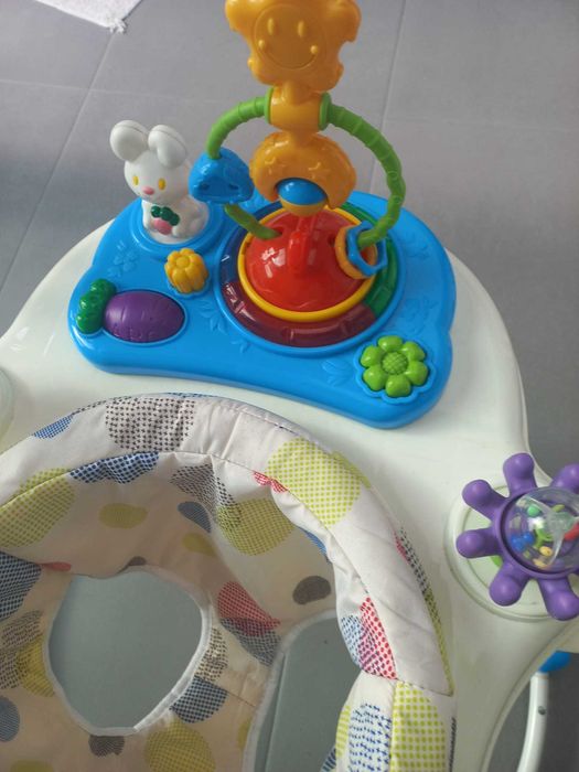 Saltador com centro de atividades